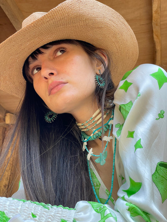 Short Turquoise & white agate fox necklace