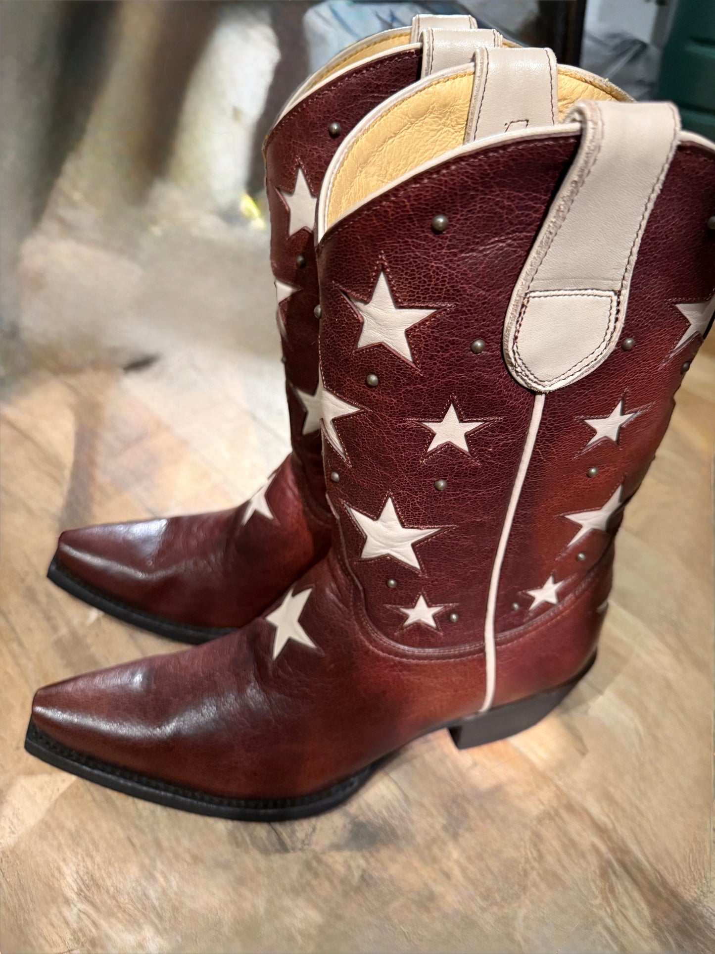Brown cowboy boots with star