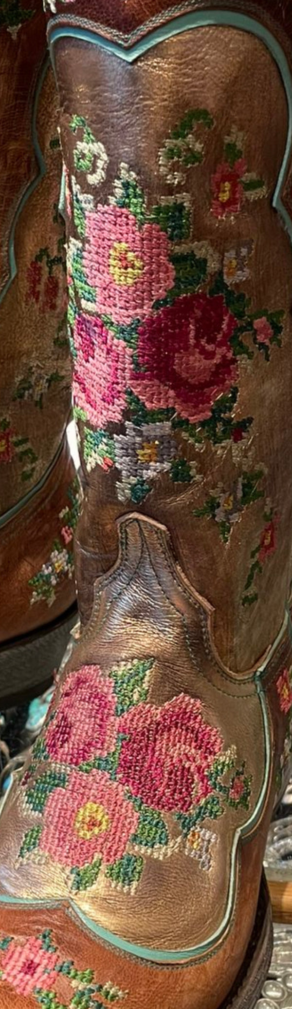 Embroidery boots gold