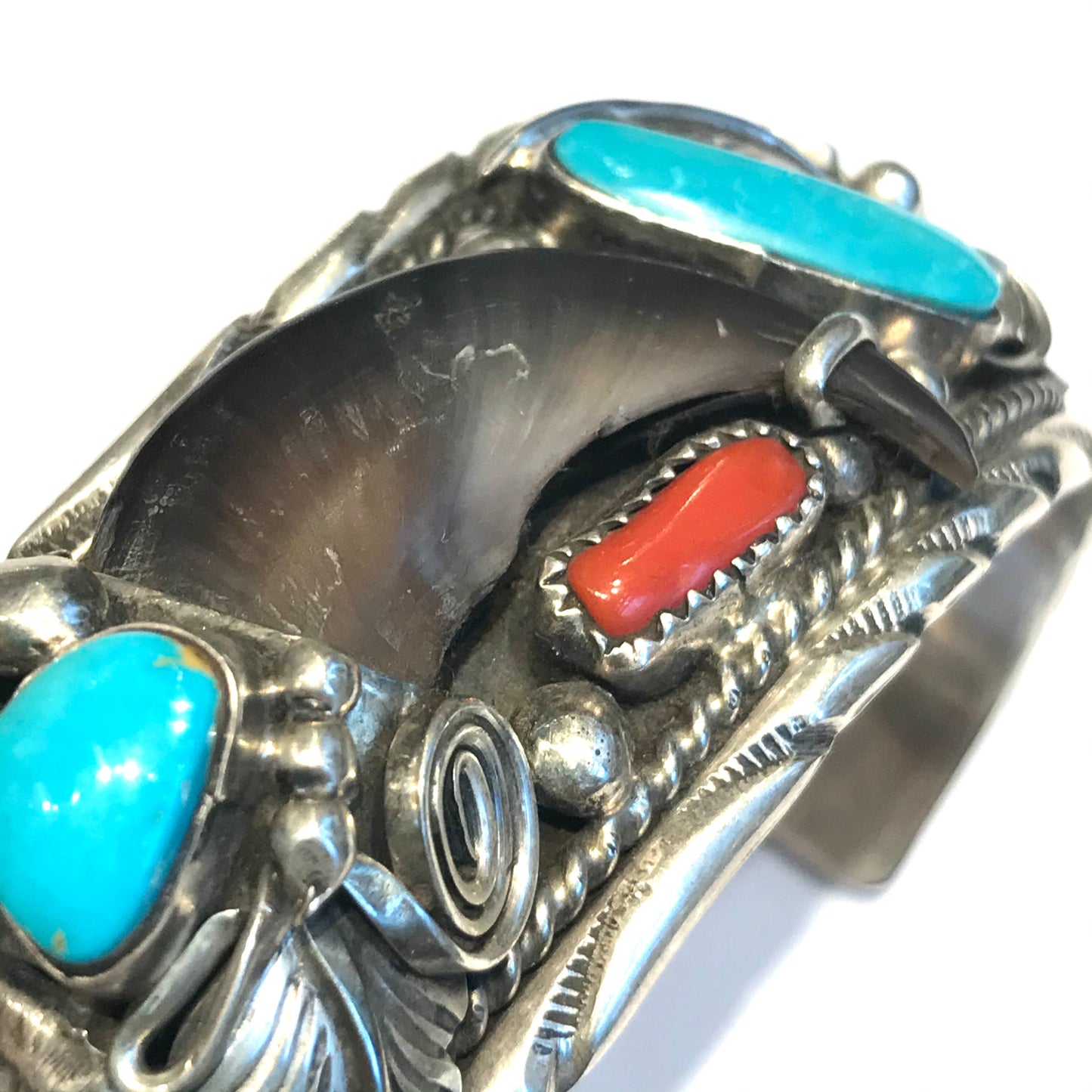 Bear bracelet with claw