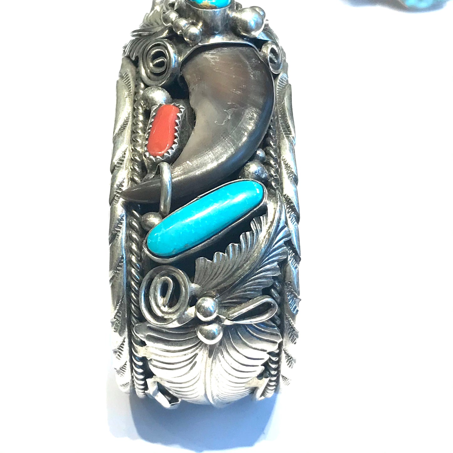 Bear bracelet with claw