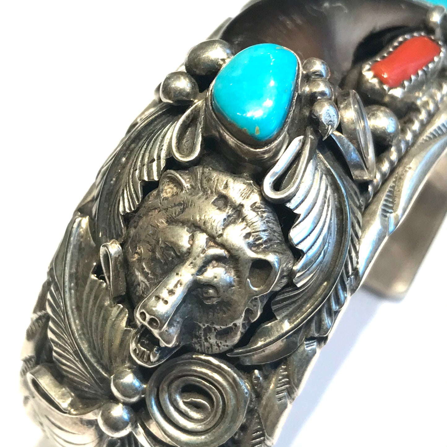 Bear bracelet with claw